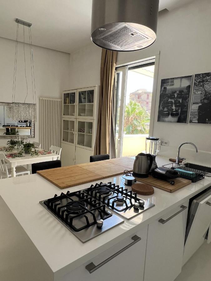 Rome, Beautiful Apartment In A Vintage Building Lido di Ostia Exterior photo