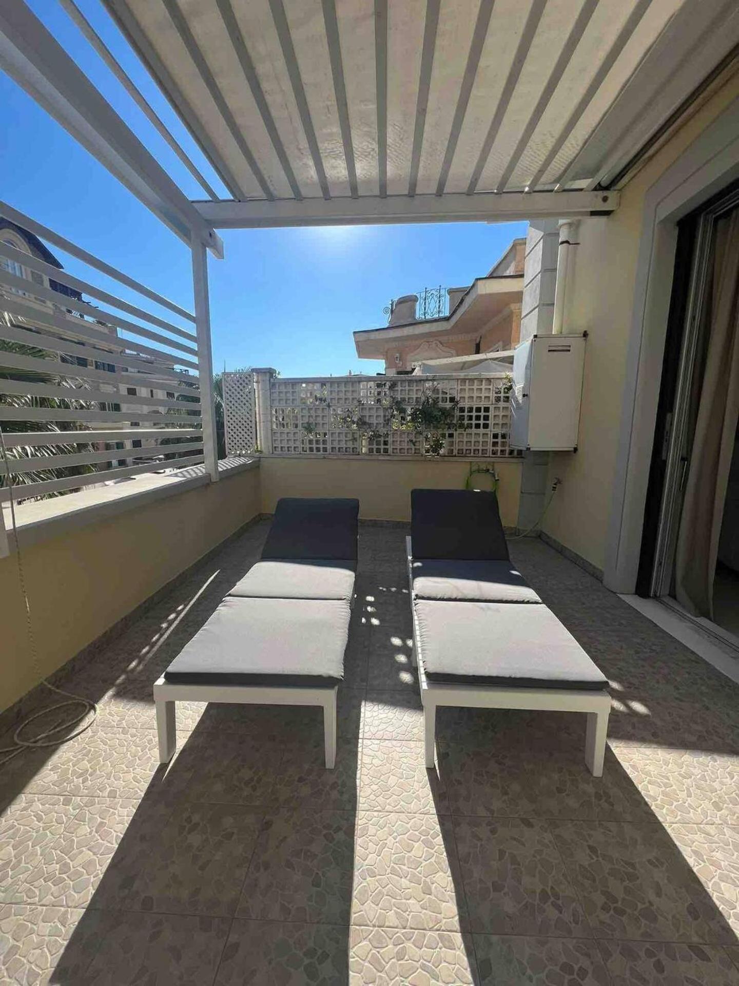 Rome, Beautiful Apartment In A Vintage Building Lido di Ostia Exterior photo