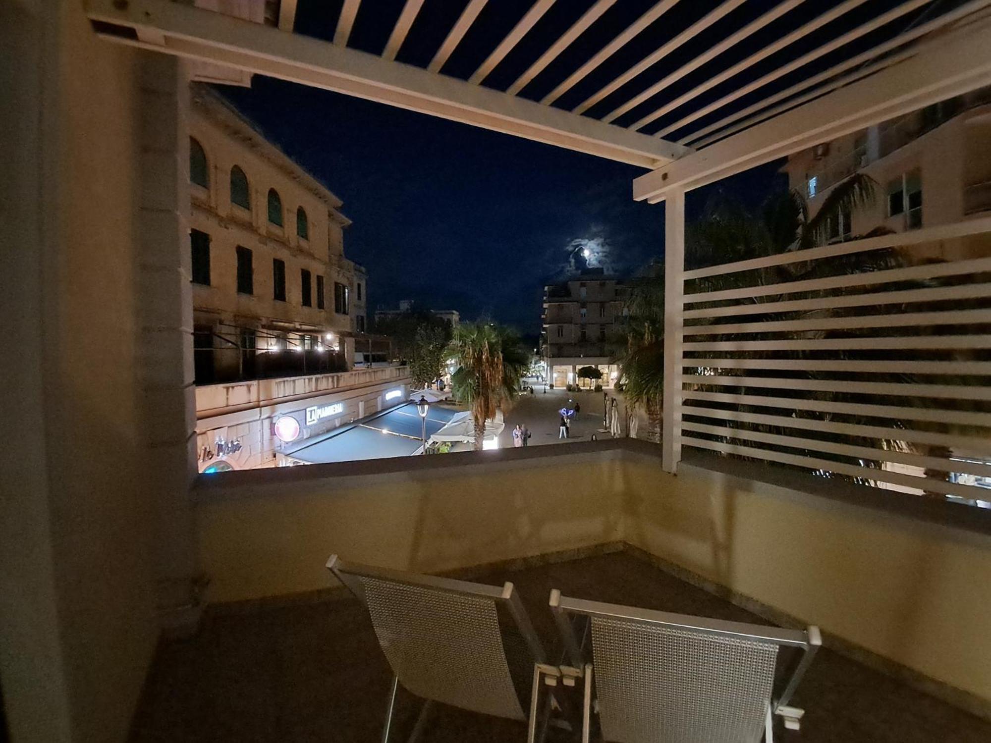 Rome, Beautiful Apartment In A Vintage Building Lido di Ostia Exterior photo
