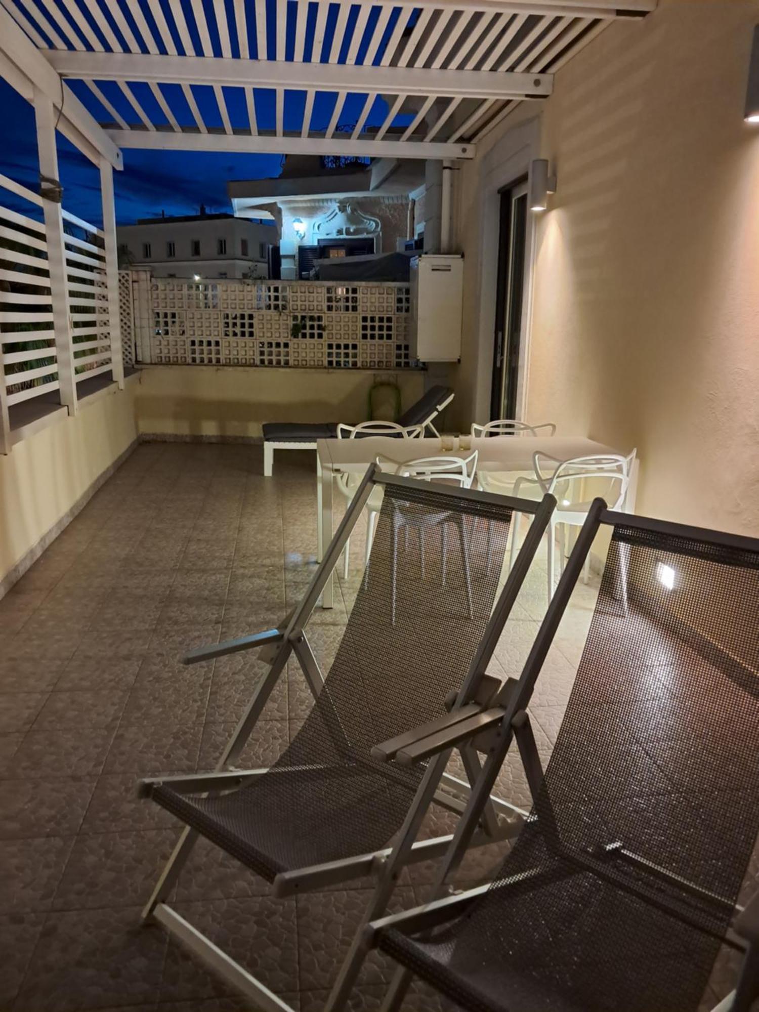 Rome, Beautiful Apartment In A Vintage Building Lido di Ostia Exterior photo